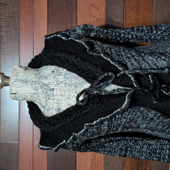 Sioni Women's Black and Gray Sweater - Picture 4 of 10